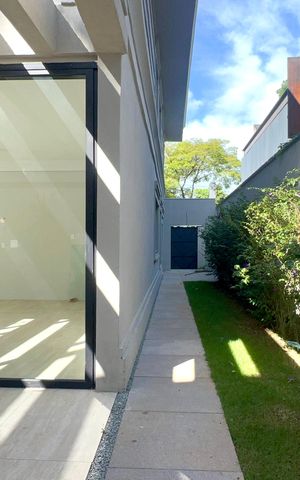 Casa à venda com 600m², 6 quartos e 4 vagas Casa à venda com 600m², 6 quartos e 4 vagasCorredor Lateral