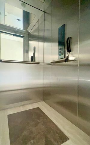 Casa à venda com 600m², 6 quartos e 4 vagas Casa à venda com 600m², 6 quartos e 4 vagasElevador