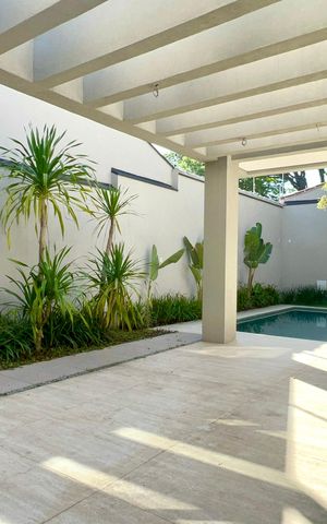 Casa à venda com 600m², 6 quartos e 4 vagas Casa à venda com 600m², 6 quartos e 4 vagasQuintal
