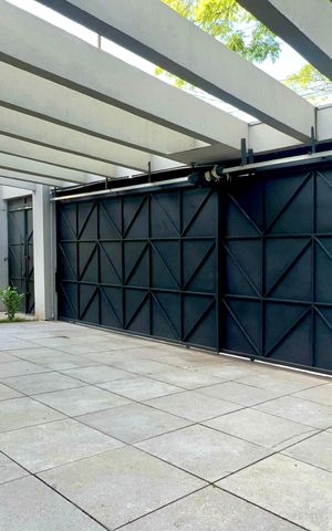 Casa à venda com 600m², 6 quartos e 4 vagas Casa à venda com 600m², 6 quartos e 4 vagasGaragem
