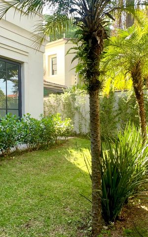 Casa à venda com 600m², 6 quartos e 4 vagas Casa à venda com 600m², 6 quartos e 4 vagasEntrada