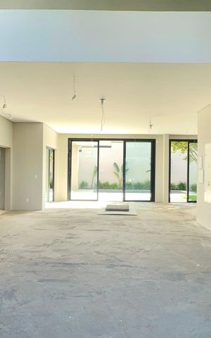 Casa à venda com 600m², 6 quartos e 4 vagas Casa à venda com 600m², 6 quartos e 4 vagasSala