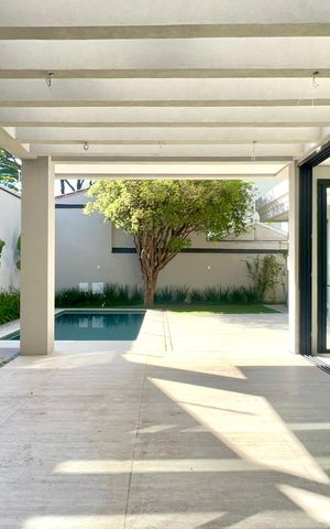 Casa à venda com 600m², 6 quartos e 4 vagas Casa à venda com 600m², 6 quartos e 4 vagasQuintal