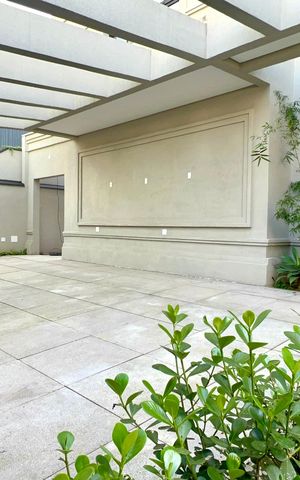 Casa à venda com 600m², 6 quartos e 4 vagas Casa à venda com 600m², 6 quartos e 4 vagasGaragem