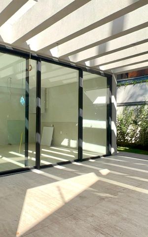 Casa à venda com 600m², 6 quartos e 4 vagas Casa à venda com 600m², 6 quartos e 4 vagasQuintal