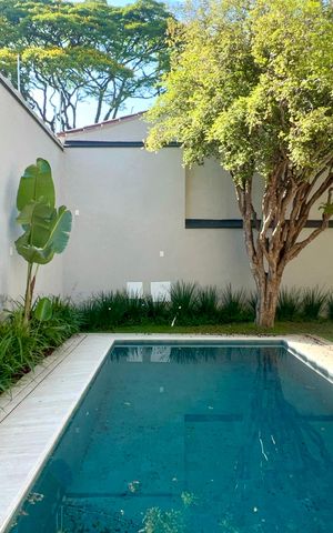 Casa à venda com 600m², 6 quartos e 4 vagas Casa à venda com 600m², 6 quartos e 4 vagasPiscina