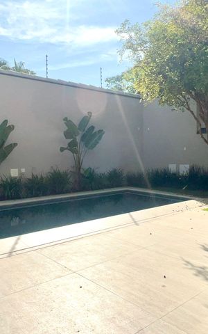 Casa à venda com 600m², 6 quartos e 4 vagas Casa à venda com 600m², 6 quartos e 4 vagasPiscina