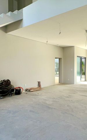 Casa à venda com 600m², 6 quartos e 4 vagas Casa à venda com 600m², 6 quartos e 4 vagasSala