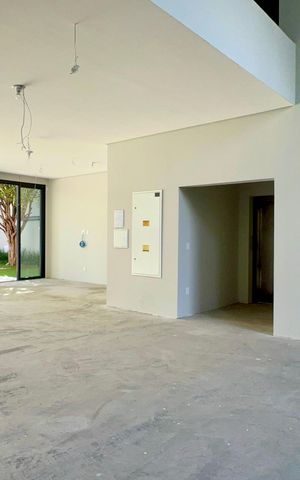 Casa à venda com 600m², 6 quartos e 4 vagas Casa à venda com 600m², 6 quartos e 4 vagasSala