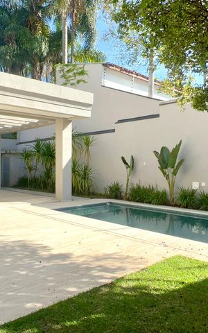 Casa à venda com 600m², 6 quartos e 4 vagas Casa à venda com 600m², 6 quartos e 4 vagasPiscina