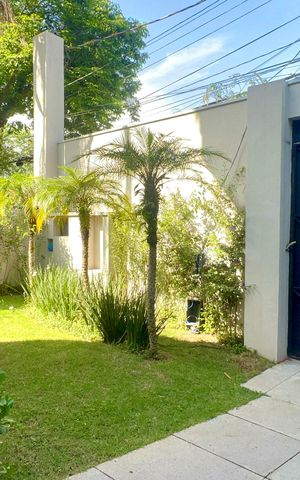 Casa à venda com 600m², 6 quartos e 4 vagas Casa à venda com 600m², 6 quartos e 4 vagasEntrada
