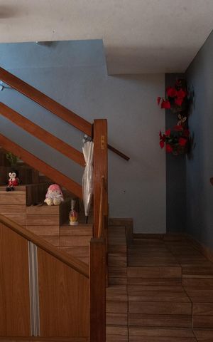 Casa à venda com 180m², 3 quartos e 2 vagas Casa à venda com 180m², 3 quartos e 2 vagasEscada