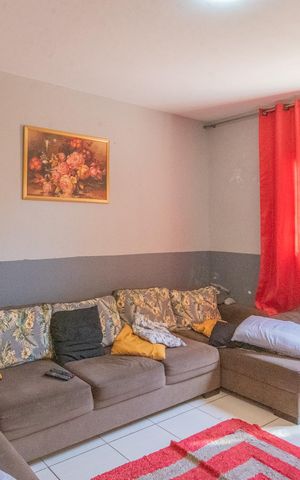 Casa à venda com 180m², 3 quartos e 2 vagas Casa à venda com 180m², 3 quartos e 2 vagasSala