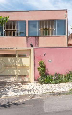 Casa à venda com 180m², 3 quartos e 2 vagas Casa à venda com 180m², 3 quartos e 2 vagasFachada
