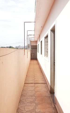 Casa para alugar com 240m², 3 quartos e sem vagaCorredor externo