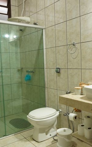 Casa para alugar com 500m², 6 quartos e 12 vagasBanheiro próximo aos quartos