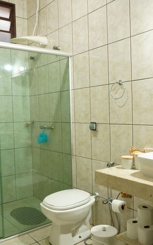 Casa para alugar com 500m², 6 quartos e 12 vagasBanheiro próximo aos quartos