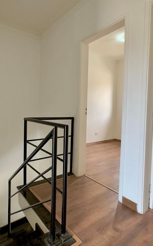 Casa de condomínio à venda com 81m², 3 quartos e 2 vagas Casa de condomínio à venda com 81m², 3 quartos e 2 vagasHall Escada