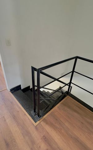 Casa de condomínio à venda com 81m², 3 quartos e 2 vagas Casa de condomínio à venda com 81m², 3 quartos e 2 vagasHall Escada