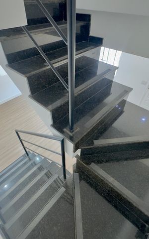 Casa de condomínio à venda com 81m², 3 quartos e 2 vagas Casa de condomínio à venda com 81m², 3 quartos e 2 vagasEscada