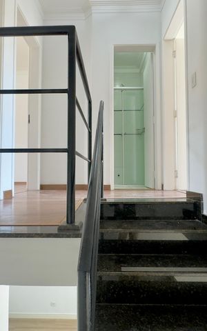 Casa de condomínio à venda com 81m², 3 quartos e 2 vagas Casa de condomínio à venda com 81m², 3 quartos e 2 vagasEscada