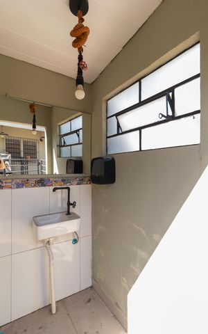 Casa para alugar com 320m², 2 quartos e 3 vagas Casa para alugar com 320m², 2 quartos e 3 vagasBanheiro externo