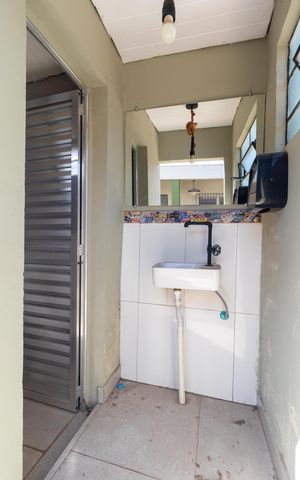 Casa para alugar com 320m², 2 quartos e 3 vagas Casa para alugar com 320m², 2 quartos e 3 vagasBanheiro externo