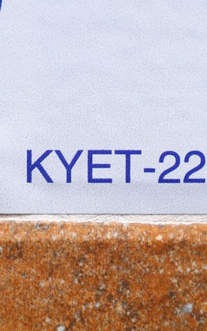 Apartamento à venda com 43m², 2 quartos e sem vagaPLaca GRANDE instalada na fachada do condomínio, dia 13.10.2026 - Código da placa: KYET-222