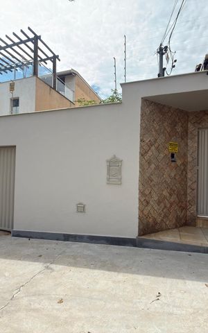 Casa à venda com 360m², 3 quartos e 2 vagas Casa à venda com 360m², 3 quartos e 2 vagasFachada