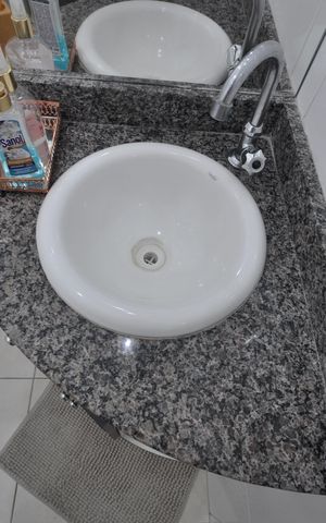 Casa à venda com 77m², 2 quartos e 2 vagasBanheiro