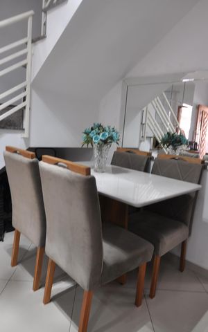 Casa à venda com 77m², 2 quartos e 2 vagasSala