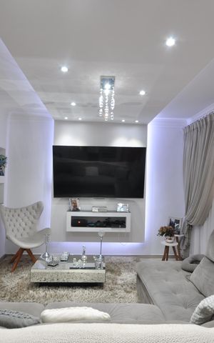 Casa à venda com 77m², 2 quartos e 2 vagasSala