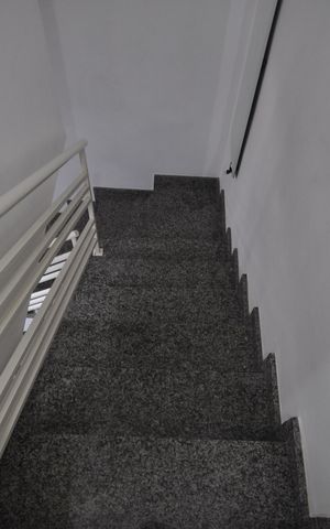 Casa à venda com 77m², 2 quartos e 2 vagasEscada