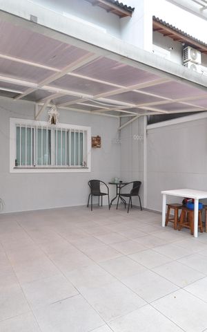 Casa à venda com 77m², 2 quartos e 2 vagasGaragem