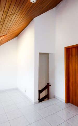 Casa de condomínio à venda com 127m², 4 quartos e 2 vagasSótão