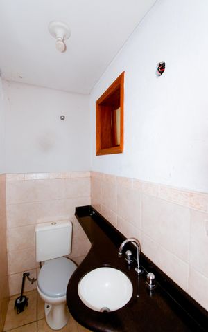 Casa de condomínio à venda com 127m², 4 quartos e 2 vagasLavabo