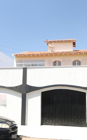 Casa para alugar com 180m², 7 quartos e 3 vagasFachada