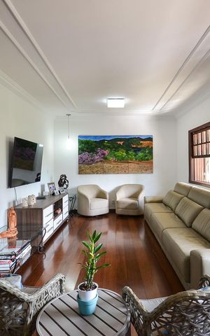 Casa à venda com 400m², 5 quartos e 2 vagas Casa à venda com 400m², 5 quartos e 2 vagasSala de Estar