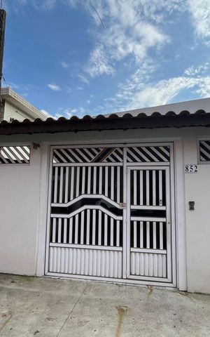 Casa para alugar com 150m², 2 quartos e 2 vagas Casa para alugar com 150m², 2 quartos e 2 vagasFachada
