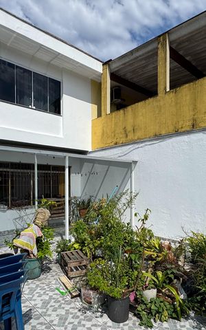 Casa à venda com 160m², 3 quartos e 3 vagas Casa à venda com 160m², 3 quartos e 3 vagasSacada