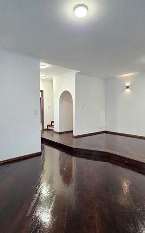 Casa à venda com 187m², 3 quartos e 3 vagas Casa à venda com 187m², 3 quartos e 3 vagasSala