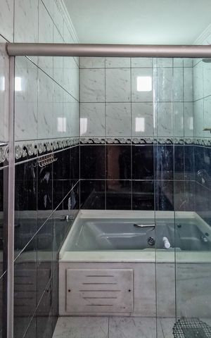 Casa para alugar com 300m², 4 quartos e 8 vagas Casa para alugar com 300m², 4 quartos e 8 vagasBanheiro da Suíte 1