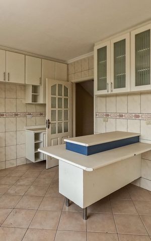 Casa para alugar com 300m², 4 quartos e 8 vagas Casa para alugar com 300m², 4 quartos e 8 vagasCozinha