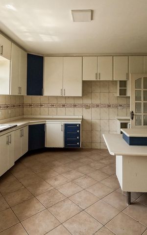 Casa para alugar com 300m², 4 quartos e 8 vagas Casa para alugar com 300m², 4 quartos e 8 vagasCozinha