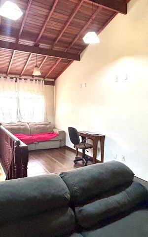 Casa à venda com 211m², 4 quartos e 2 vagas Casa à venda com 211m², 4 quartos e 2 vagasSala