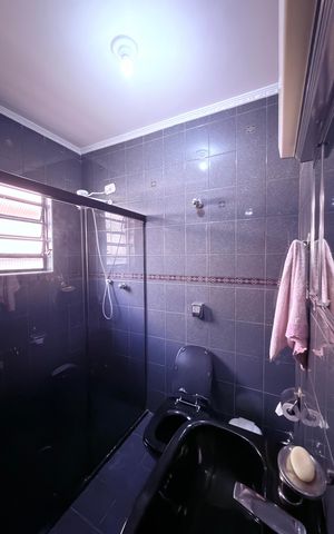 Casa à venda com 220m², 3 quartos e 2 vagas Casa à venda com 220m², 3 quartos e 2 vagasBanheiro Social