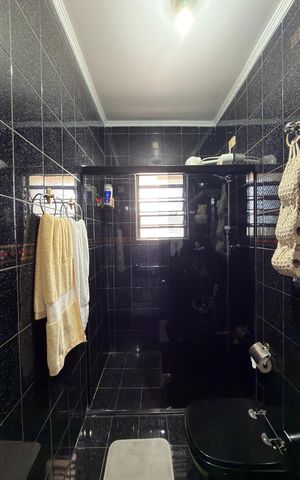 Casa à venda com 220m², 3 quartos e 2 vagas Casa à venda com 220m², 3 quartos e 2 vagasQuarto 1 - Suíte Banheiro