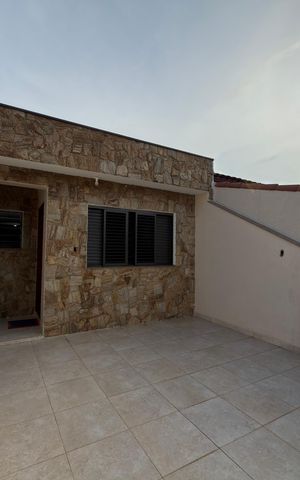 Casa à venda com 220m², 3 quartos e 2 vagas Casa à venda com 220m², 3 quartos e 2 vagasVaranda