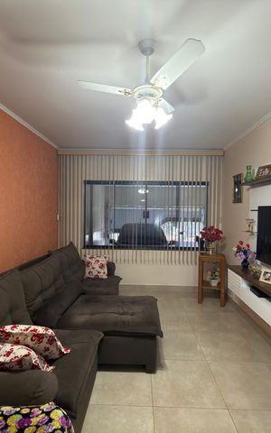 Casa à venda com 220m², 3 quartos e 2 vagas Casa à venda com 220m², 3 quartos e 2 vagasSala