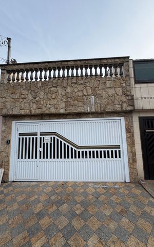 Casa à venda com 220m², 3 quartos e 2 vagas Casa à venda com 220m², 3 quartos e 2 vagasFachada